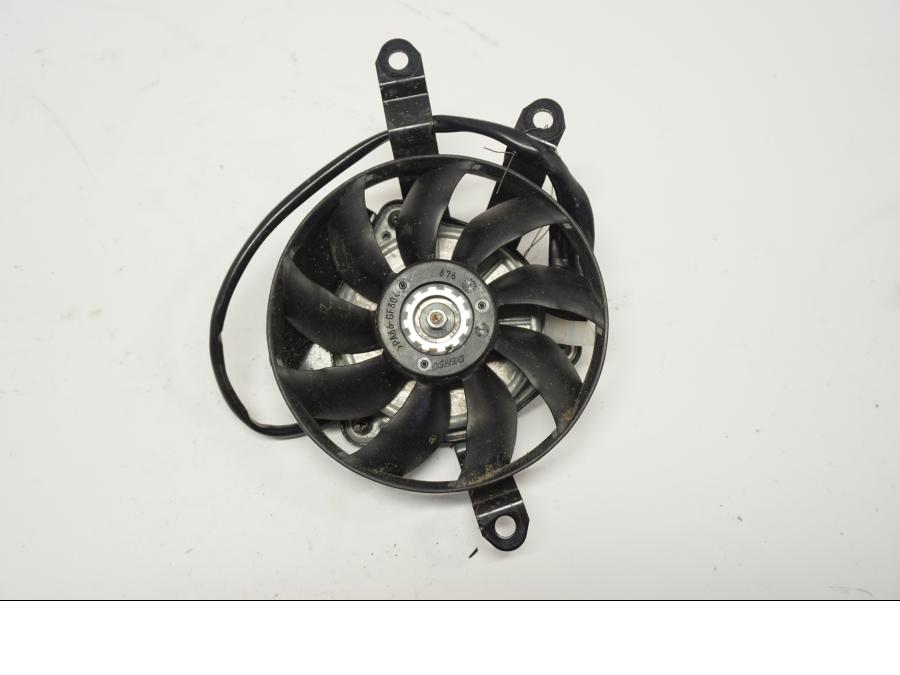 Vänster sida på Vattenkylfläkt från en Yamaha FZ1-SA -2007 motorcykel.