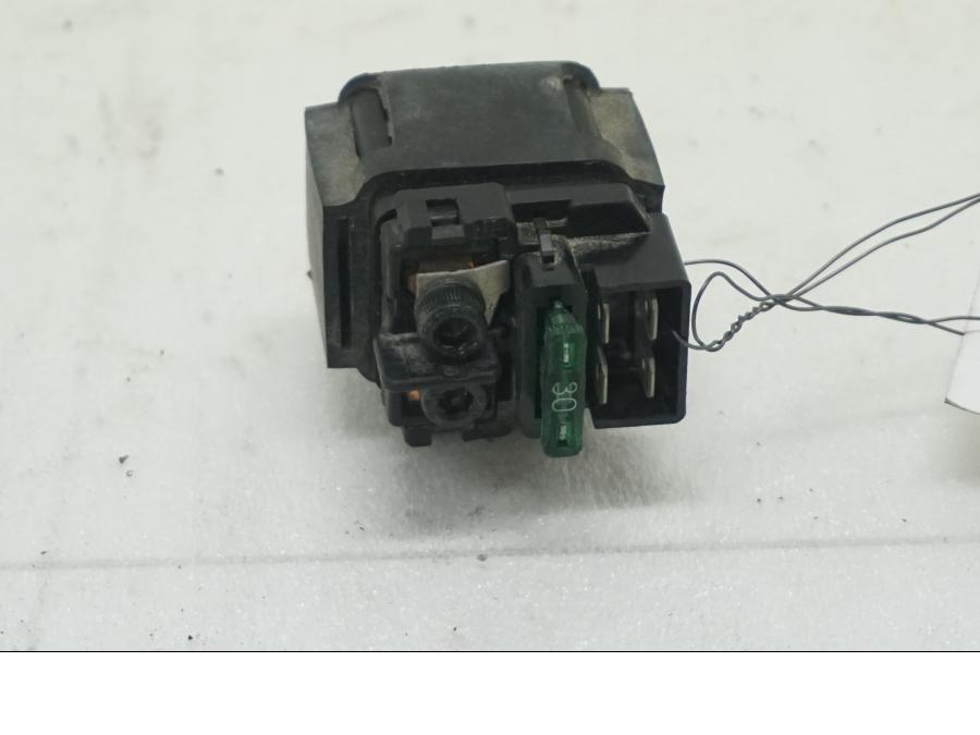 Framsidan på Startrelä från en Kawasaki Versys 650 -2008 motorcykel.