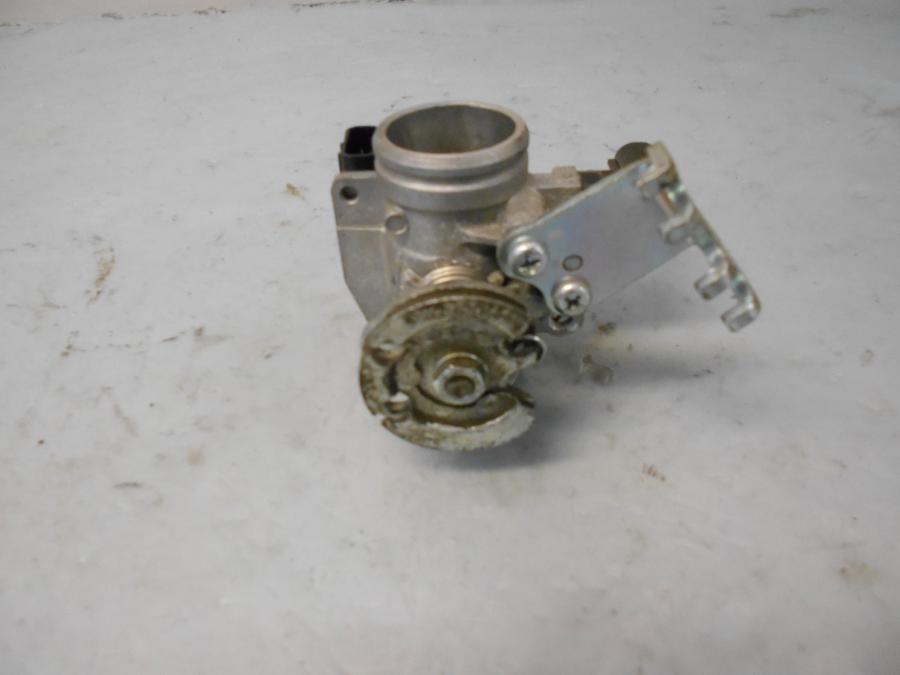 Framsidan på Spjällhus från en Yamaha YS 125 -2017 motorcykel.