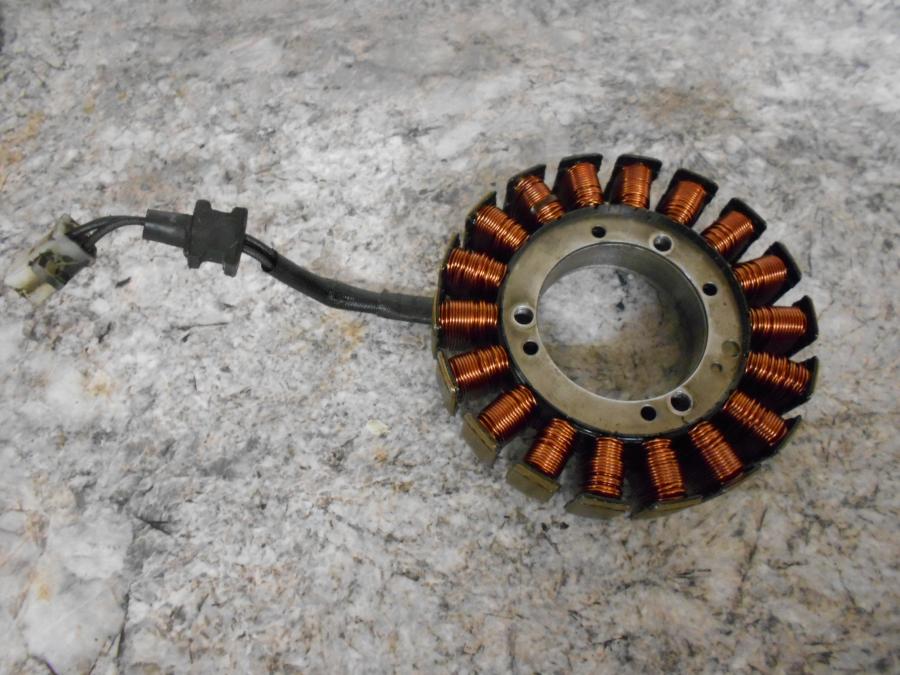 Framsidan på Generator från en Suzuki VZ 1600 -2004 motorcykel.