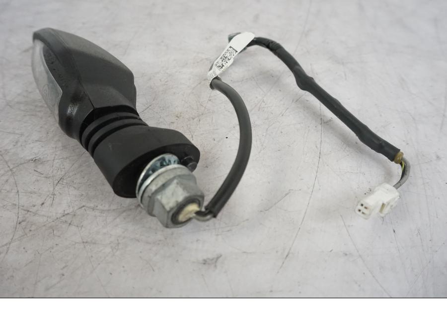 Snett nerifrån på Blinkers LED från en KTM 690 Duke -2014 motorcykel.