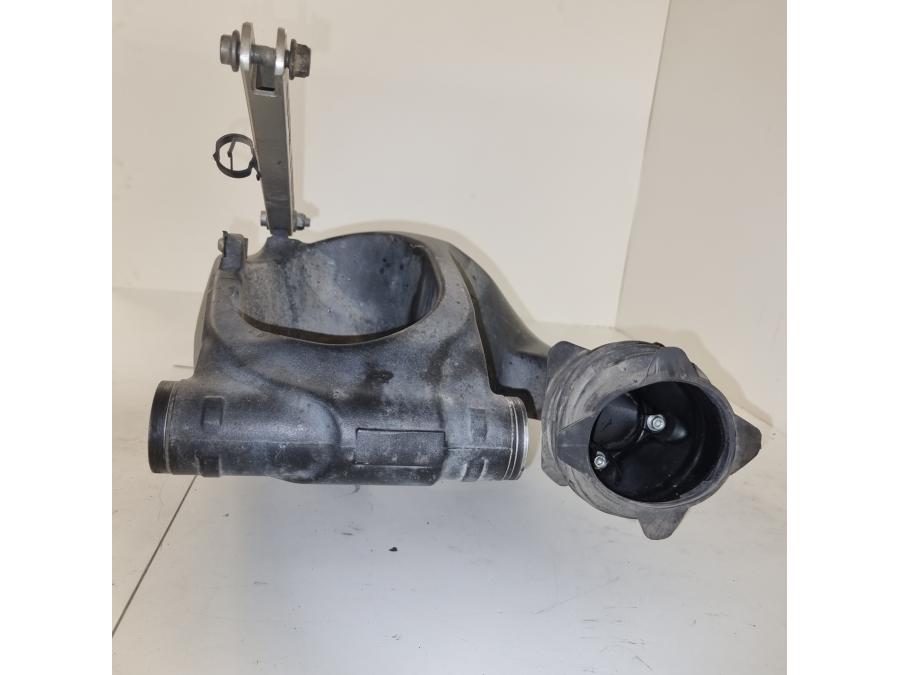 Baksidan på Sving från en Yamaha XT 1200 Z -2011 motorcykel.