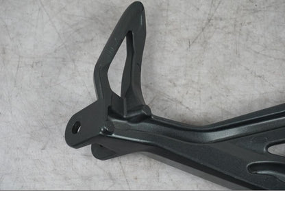 Snett uppifrån på Fotpinnefäste från en Yamaha MT-09 -2024 motorcykel.