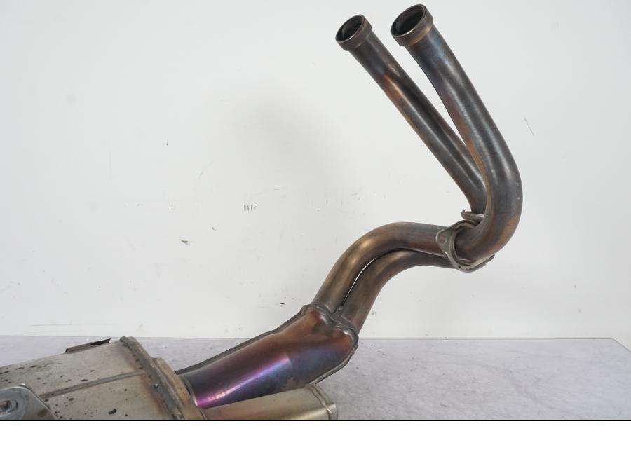 Snett nerifrån på Avgassystem från en Kawasaki ER-6N ABS -2015 motorcykel.