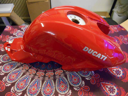 Snett uppifrån på Bensintank från en Ducati Streetfighter 848 -2014 motorcykel.