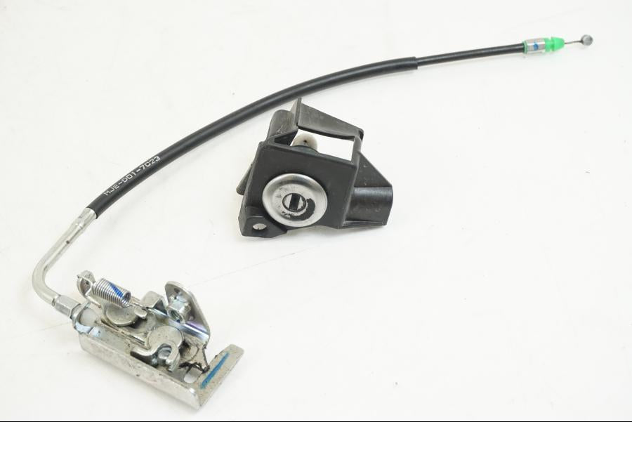 Framsidan på Sadellåsmekanism från en Honda CB 650 F Hornet -2017 motorcykel.