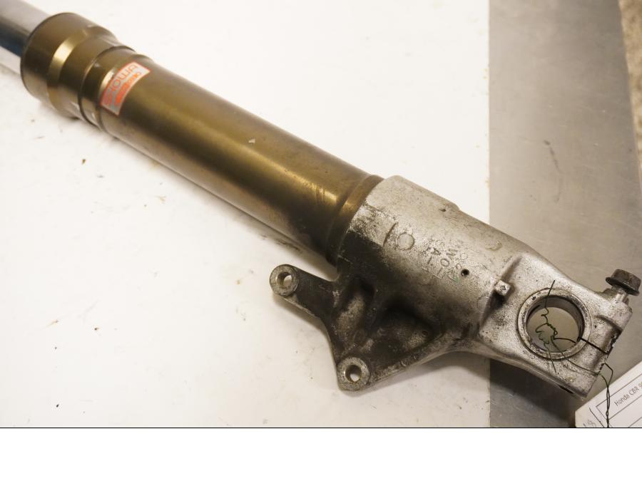 Vänster sida på Gaffelben från en Honda CBR 900 RR -1993 motorcykel.