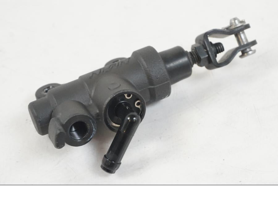 Baksidan på Bromshuvudcylinder från en BMW R 1250 GS -2021 motorcykel.