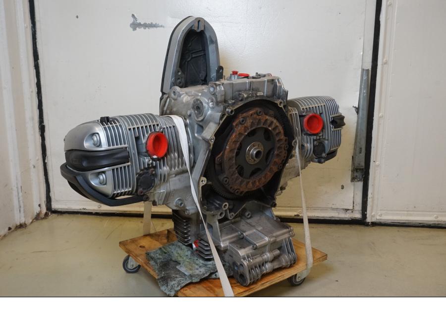 Vänster sida på Motor från en BMW R 1100 GS -1998 motorcykel.