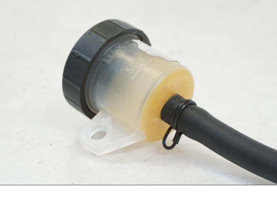 Baksidan på Bromshuvudcylinder från en Husqvarna 701 Supermoto -2020 motorcykel.