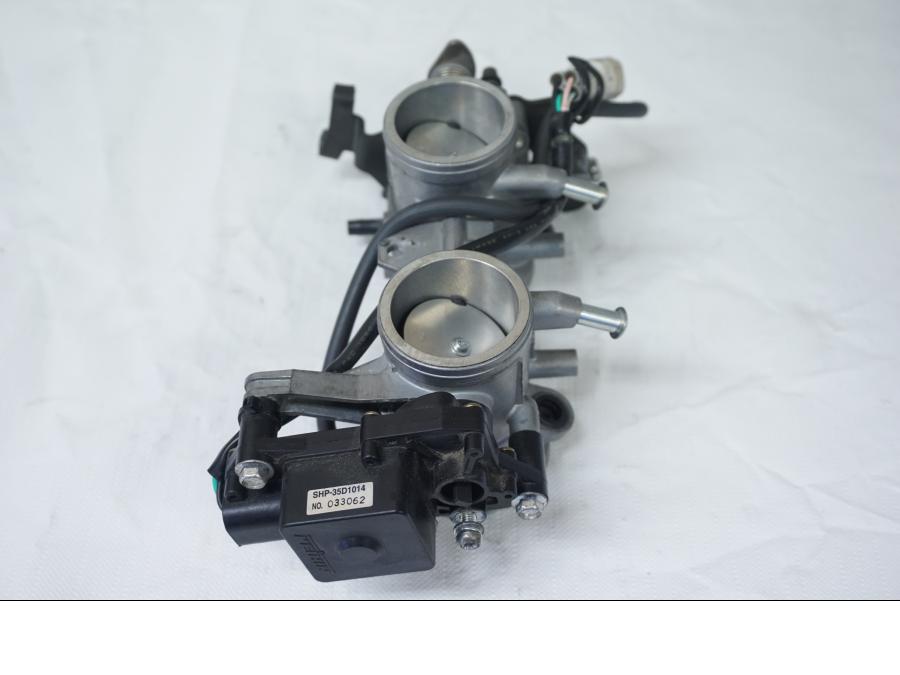 Vänster sida på Spjällhus från en Kawasaki ER-6N -2006 motorcykel.