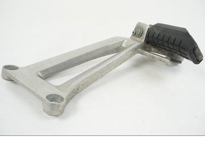 Vänster sida på Fotpinnefäste från en Honda CBR 125 R -2006 motorcykel.