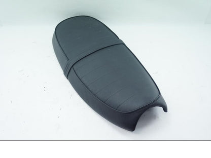 Framsidan på Sadel från en Triumph Bonneville -2001 motorcykel.