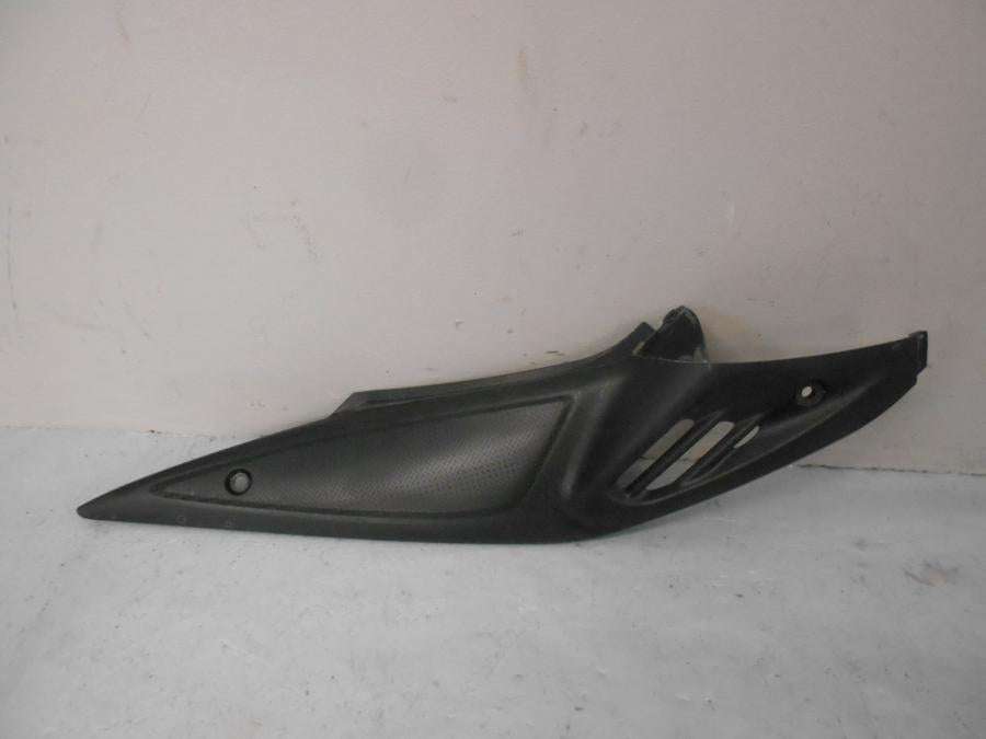 Framsidan på Sidopanel från en Suzuki DL 650 -2013 motorcykel.