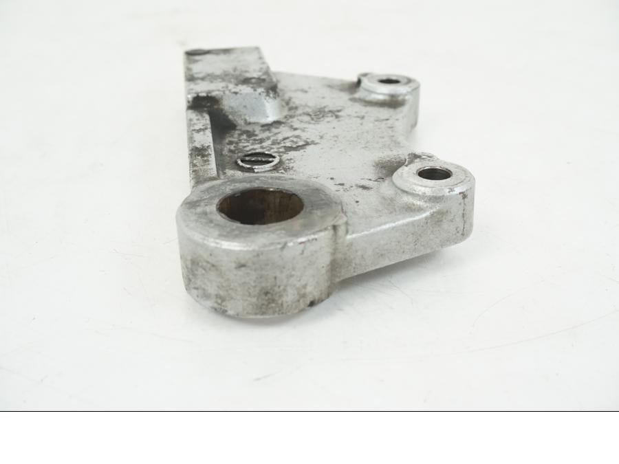 Snett nerifrån på Bromsoksfäste från en Kawasaki Z 750 -2006 motorcykel.