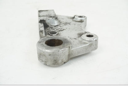 Snett nerifrån på Bromsoksfäste från en Kawasaki Z 750 -2006 motorcykel.