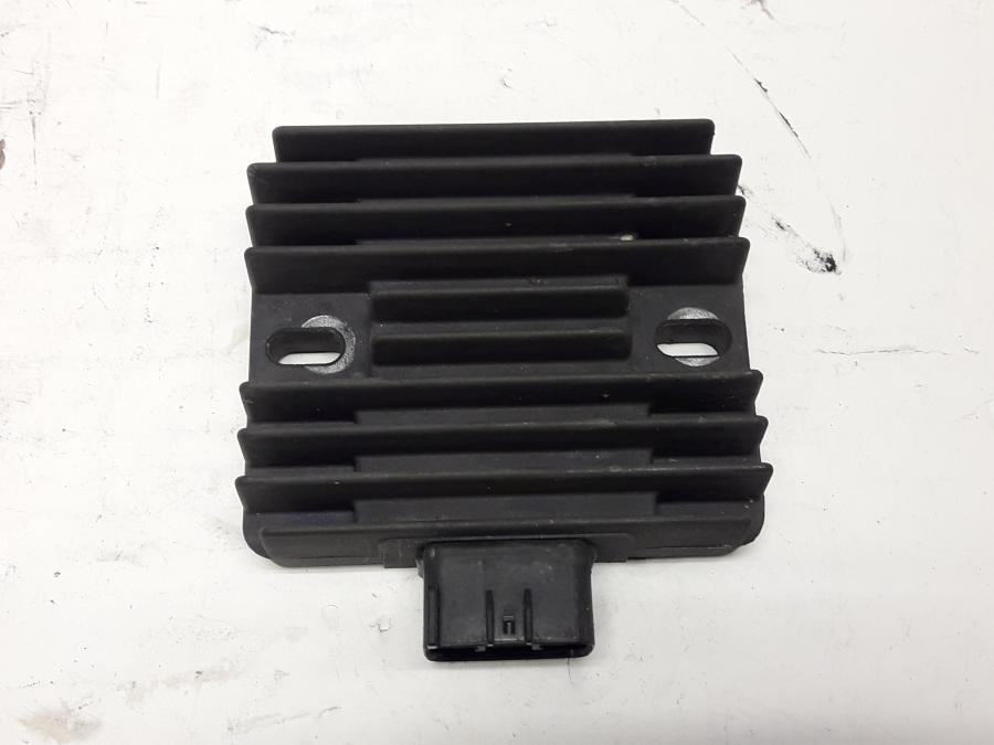 Framsidan på Likriktare från en Kawasaki ER-6N -2015 motorcykel.