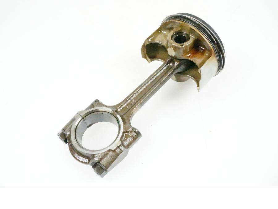 Framsidan på Kolv från en Yamaha FJR 1300 -2005 motorcykel.