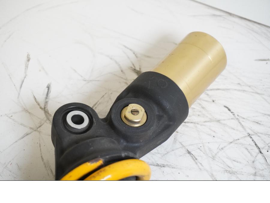 Baksidan på Stötdämpare från en Honda CBR 1000 RR -2004 motorcykel.