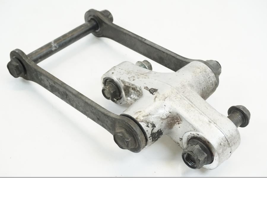 Framsidan på Stötdämparlänkage från en Suzuki VL 1500 -1999 motorcykel.