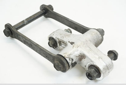 Framsidan på Stötdämparlänkage från en Suzuki VL 1500 -1999 motorcykel.