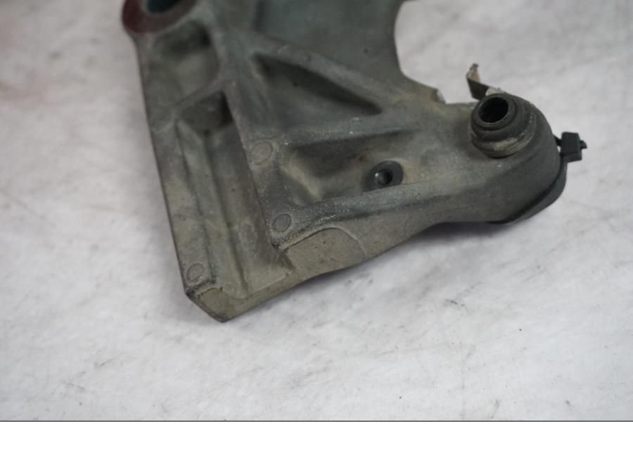 Höger sida på Bromsoksfäste från en Kawasaki Versys 1000 -2015 motorcykel.