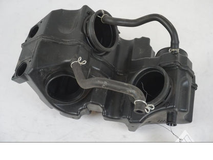 Framsidan på Luftburk från en Suzuki VZR 1800 -2009 motorcykel.