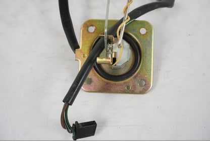 Baksidan på Bensintankgivare från en Honda VFR 750 -1994 motorcykel.