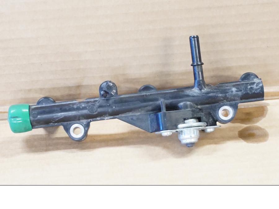 Framsidan på Fuel Rail från en Yamaha MT-09 Tracer -2019 motorcykel.