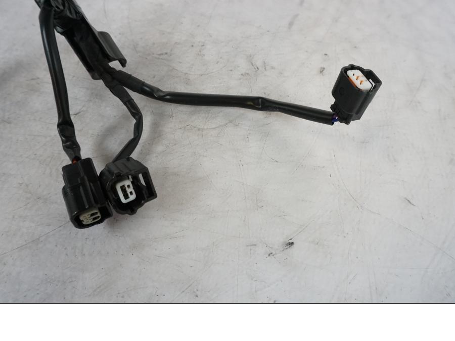 Vänster sida på Kablage från en KTM 1290 Super Duke R -2023 motorcykel.