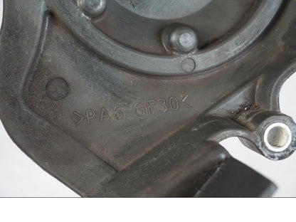 Snett uppifrån på Kedjeskydd från en Kawasaki ER-6N -2016 motorcykel.