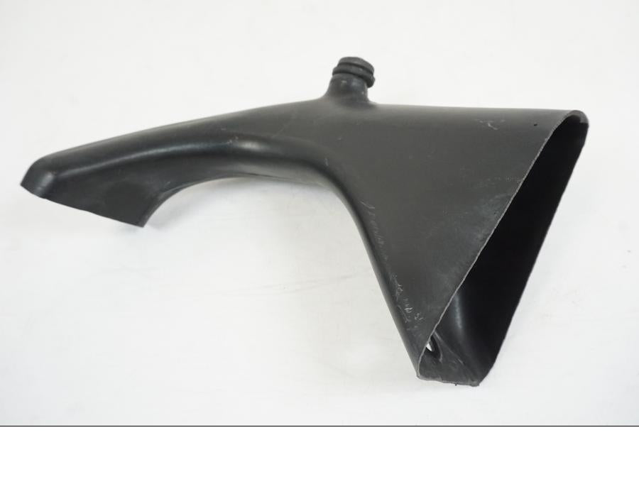 Framsidan på Luftintag från en Yamaha XJR 1300 -2007 motorcykel.