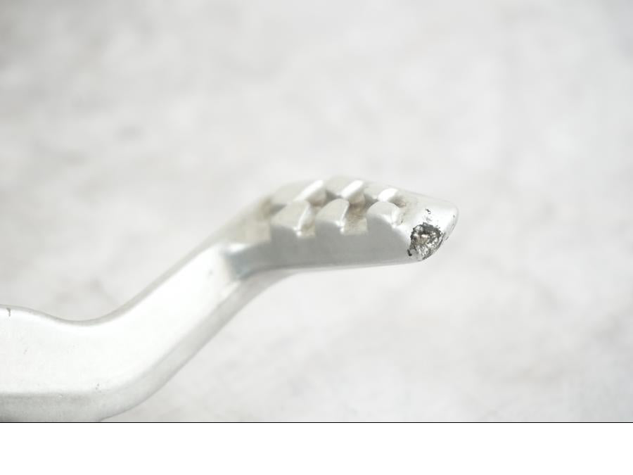 Vänster sida på Bromspedal från en Ducati Multistrada 950 -2020 motorcykel.