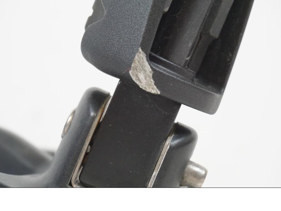 Vänster sida på Fotpinnefäste från en H-D Adventure Pan America Special RA1250S -2021 motorcykel.