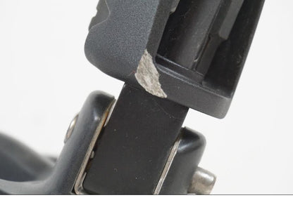 Vänster sida på Fotpinnefäste från en H-D Adventure Pan America Special RA1250S -2021 motorcykel.