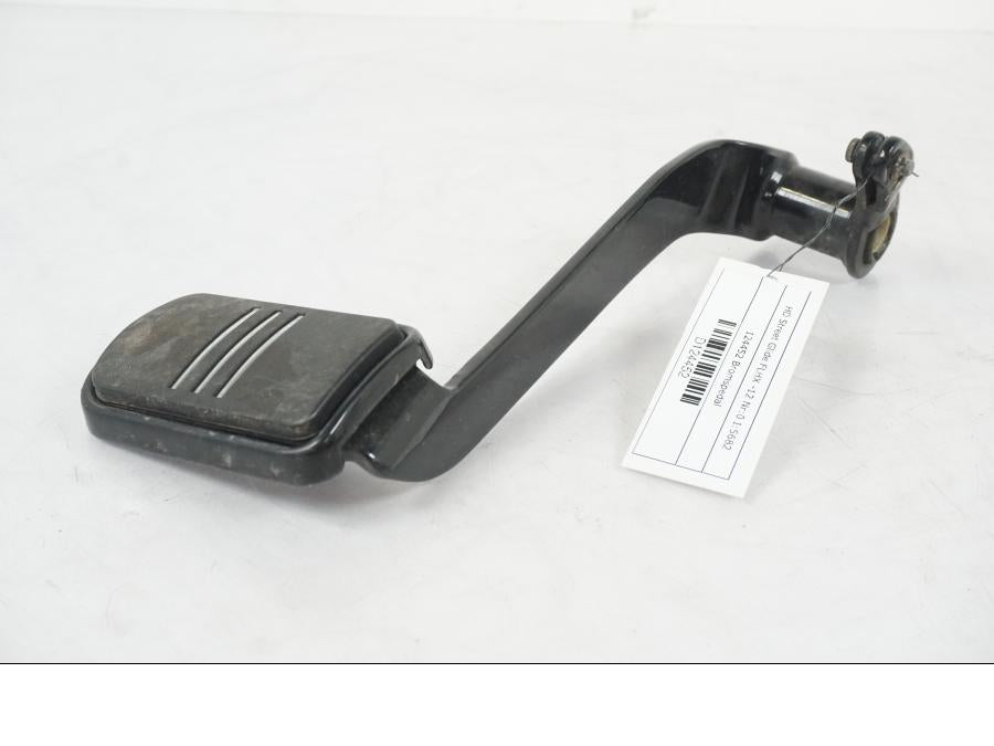 Snett nerifrån på Bromspedal från en H-D Street Glide FLHX -2012 motorcykel.