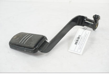 Snett nerifrån på Bromspedal från en H-D Street Glide FLHX -2012 motorcykel.