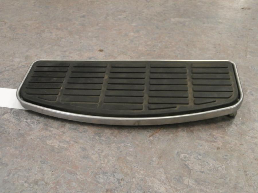 Höger sida på Fotplatta från en Suzuki VLR 1800 -2008 motorcykel.