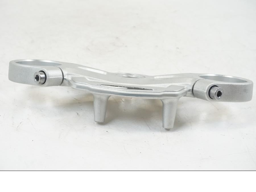 Vänster sida på Gaffelkrona från en Triumph Speed Triple -2021 motorcykel.