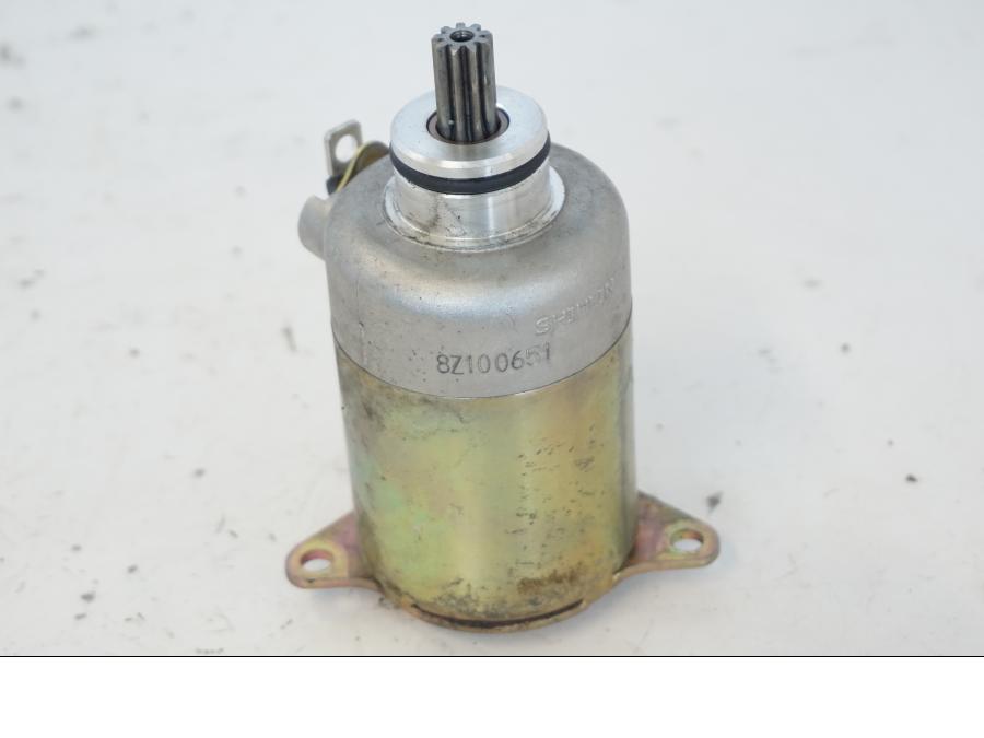 Höger sida på Startmotor från en Kymco Agility 125 -2019 scooter.