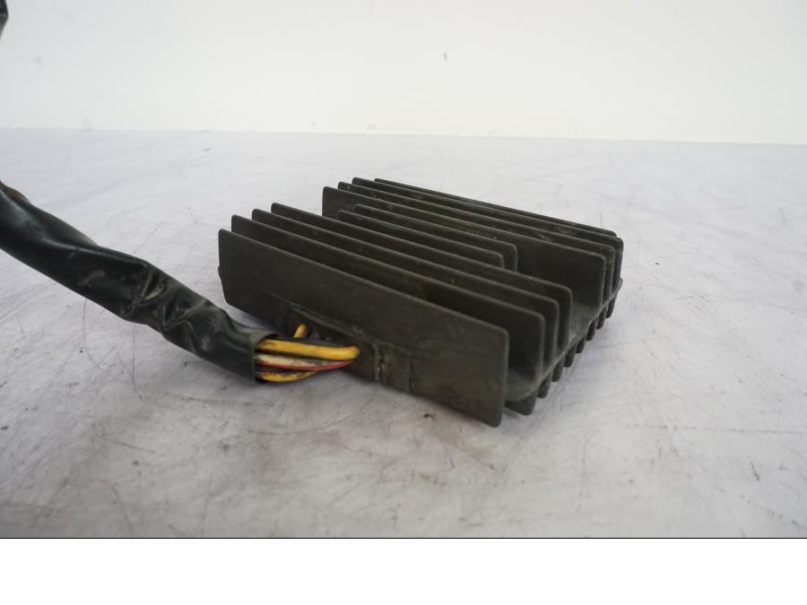 Höger sida på Likriktare från en Kawasaki VN 1500 -2003 motorcykel.