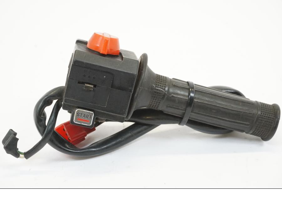 Framsidan på Styrelreglage från en Honda VF 750 S -1982 motorcykel.