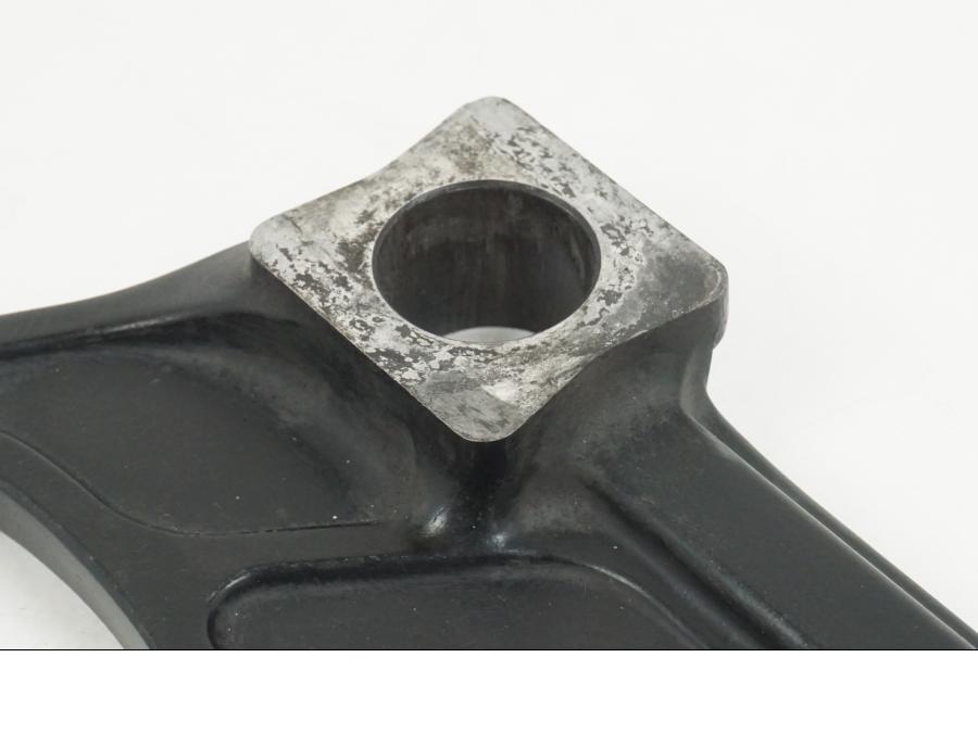 Vänster sida på Bromsoksfäste från en Suzuki GSX-R 1000 -2003 motorcykel.