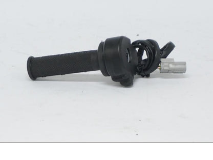 Framsidan på Gasreglage från en Ducati Desert X -2022 motorcykel.