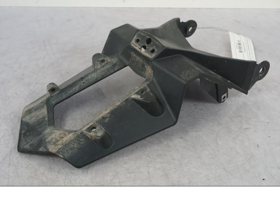 Vänster sida på Skylthållare från en KTM 1290 Super Adventure R -2018 motorcykel.