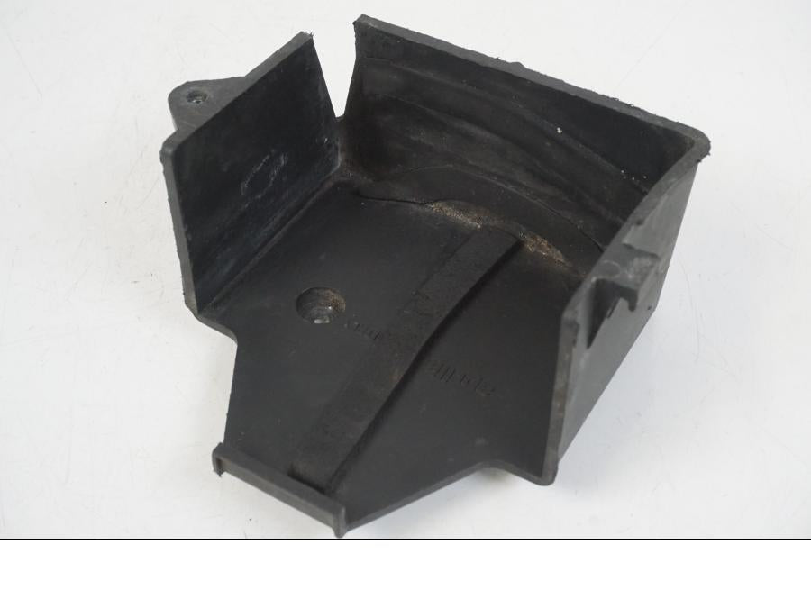 Framsidan på Batterihållare från en Aprilia RS 125 -2008 motorcykel.