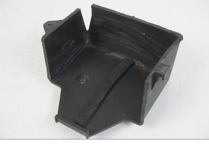 Framsidan på Batterihållare från en Aprilia RS 125 -2008 motorcykel.