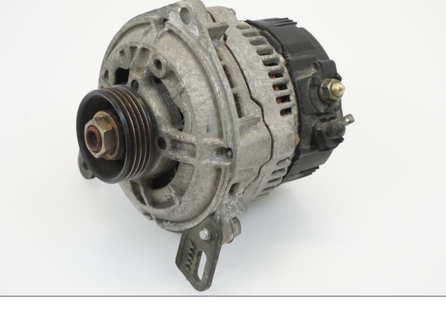 Baksidan på Generator från en BMW R 1150 R -2002 motorcykel.