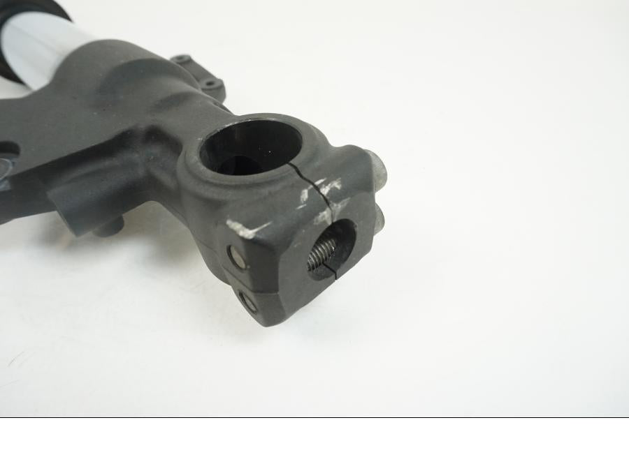 Snett nerifrån på Gaffelben från en Yamaha YZF 1000 R1 -2002 motorcykel.