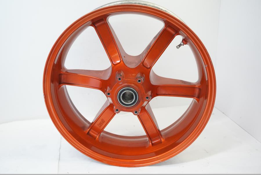 Baksidan på Fälg från en Buell XB9S -2003 motorcykel.